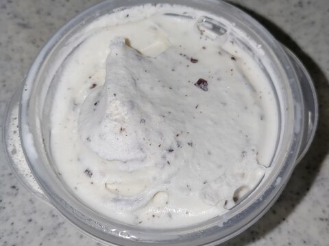 家庭で作るパリパリチョコ入りミルクアイスクリーム